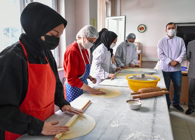 Rize'de Liseli Öğrenciler Okullarının Mutfağında İhtiyaç Sahiplerine Yemek Yapıyor