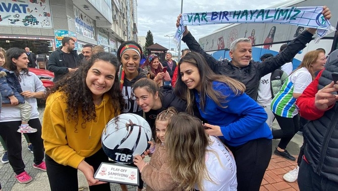 Süper Lig'e Yükselen Rize Belediyesi Kadın Basketbol Takımı Karşılandı 